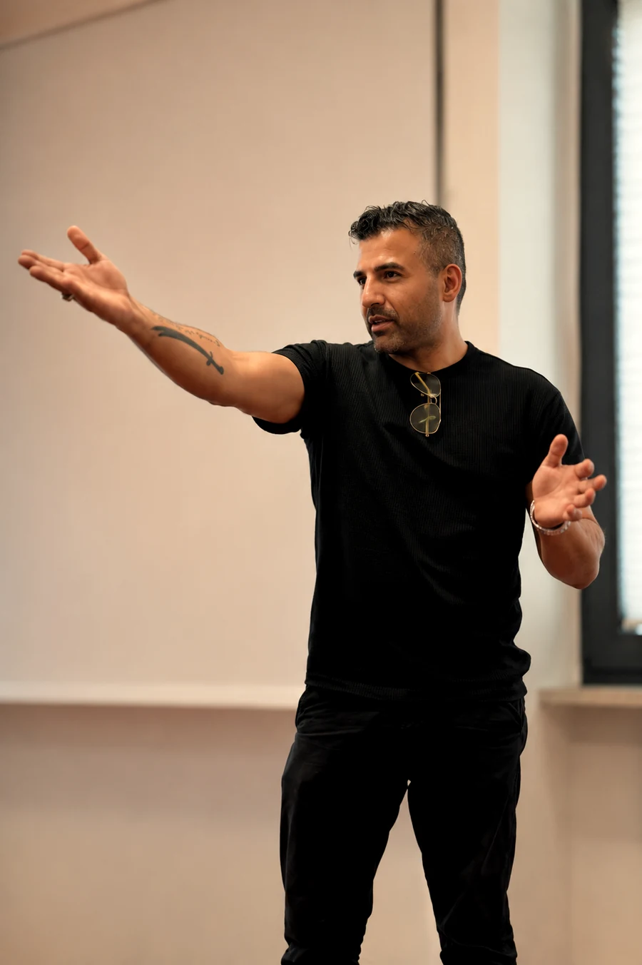 Harith Al Khafaji heute, entspannt und lachend