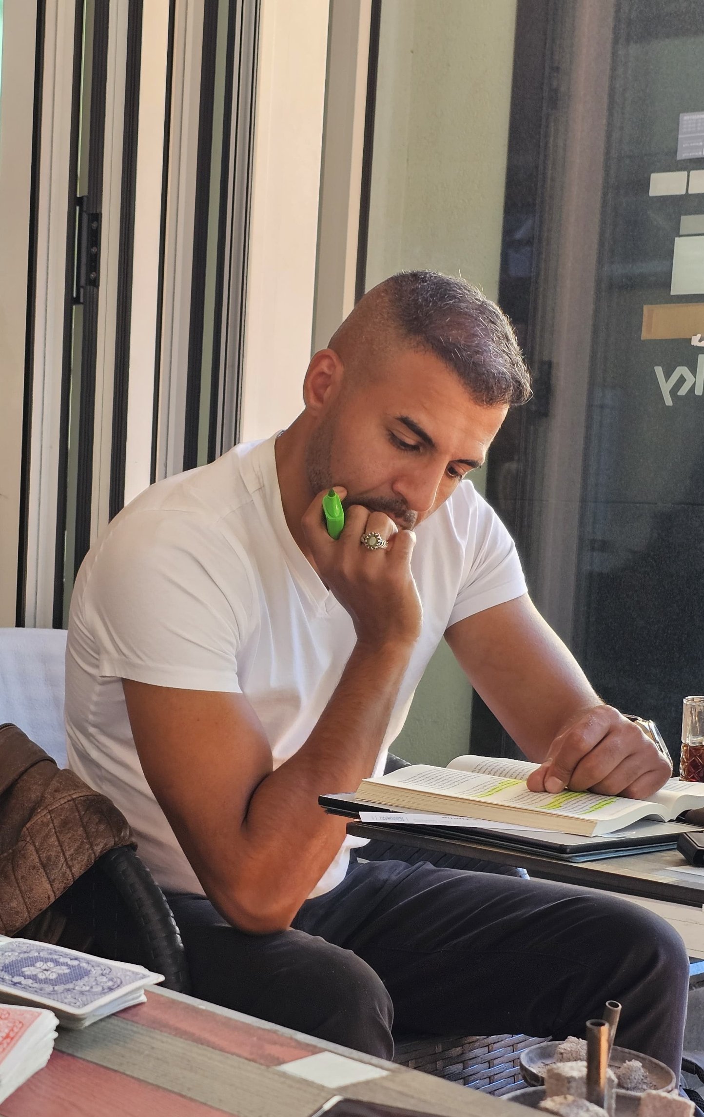 Harith Al Khafaji liest konzentriert in einem Buch